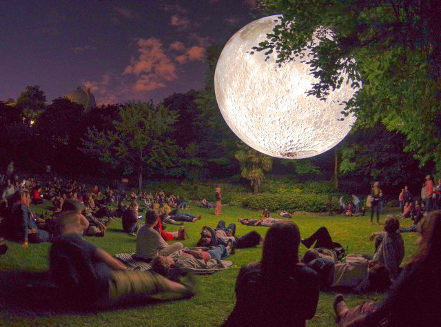 Romantisch Full-Moon mit einem Escort erleben